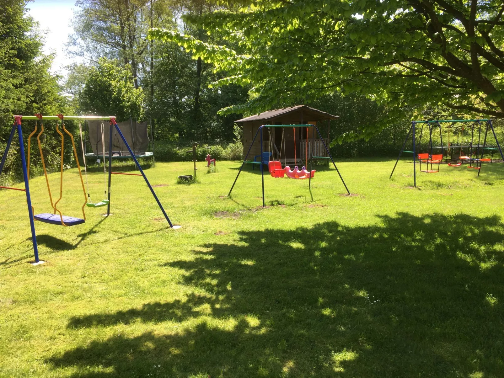 Haus mit Spielwiese-Buiten