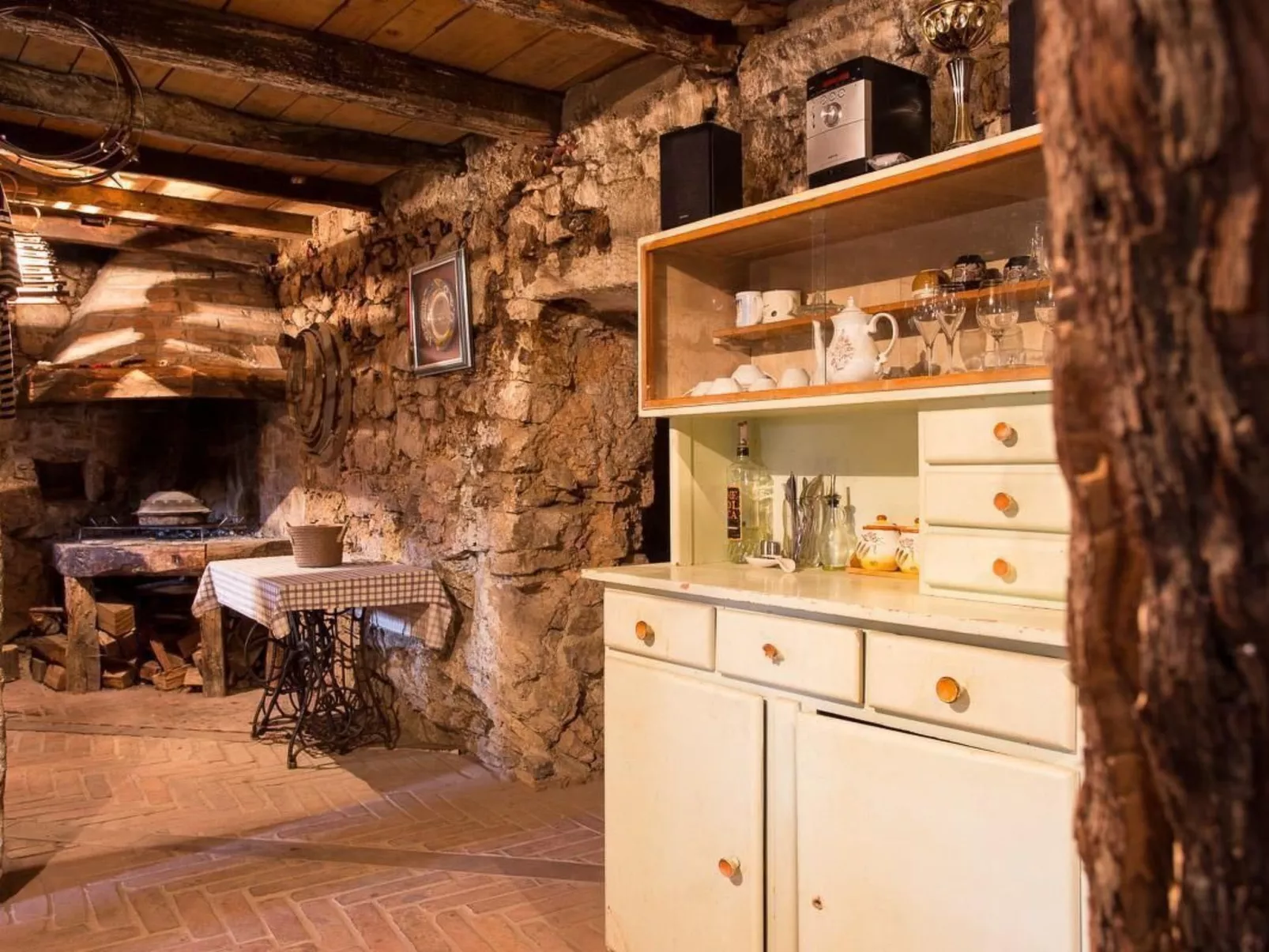 Haus mit modernem Interieur und einer alten Taverne - Binnen