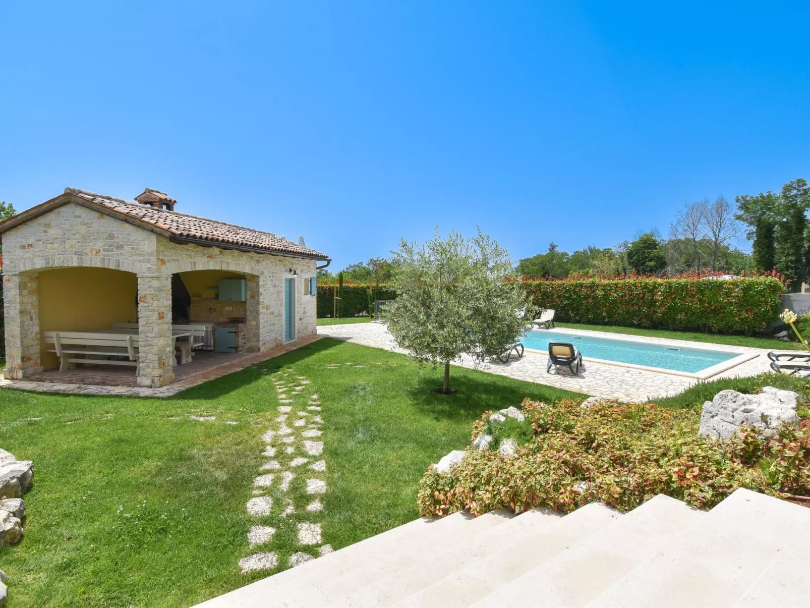 Luxuriöse Villa mit Schwimmbad und großem Garten-Buiten