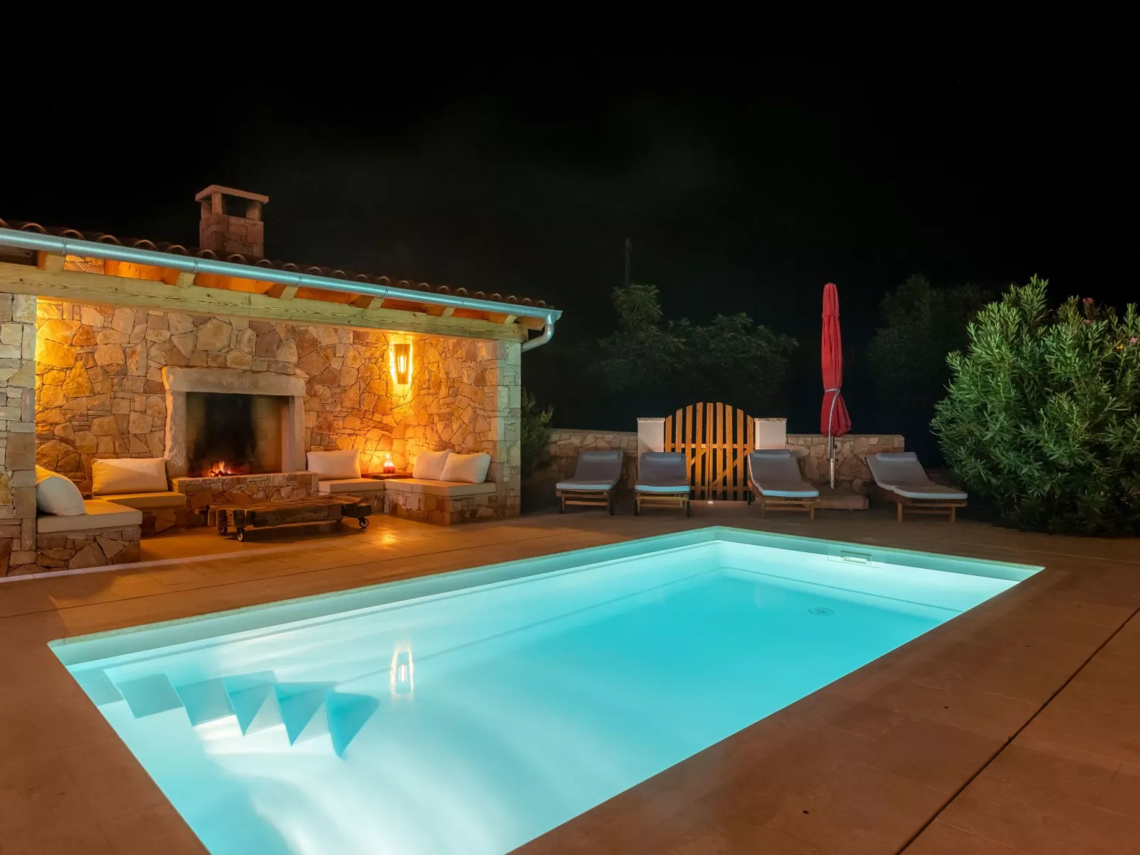 Detailgestaltete Villa mit Pool, Sauna und Hot Tub-Image-tags.info