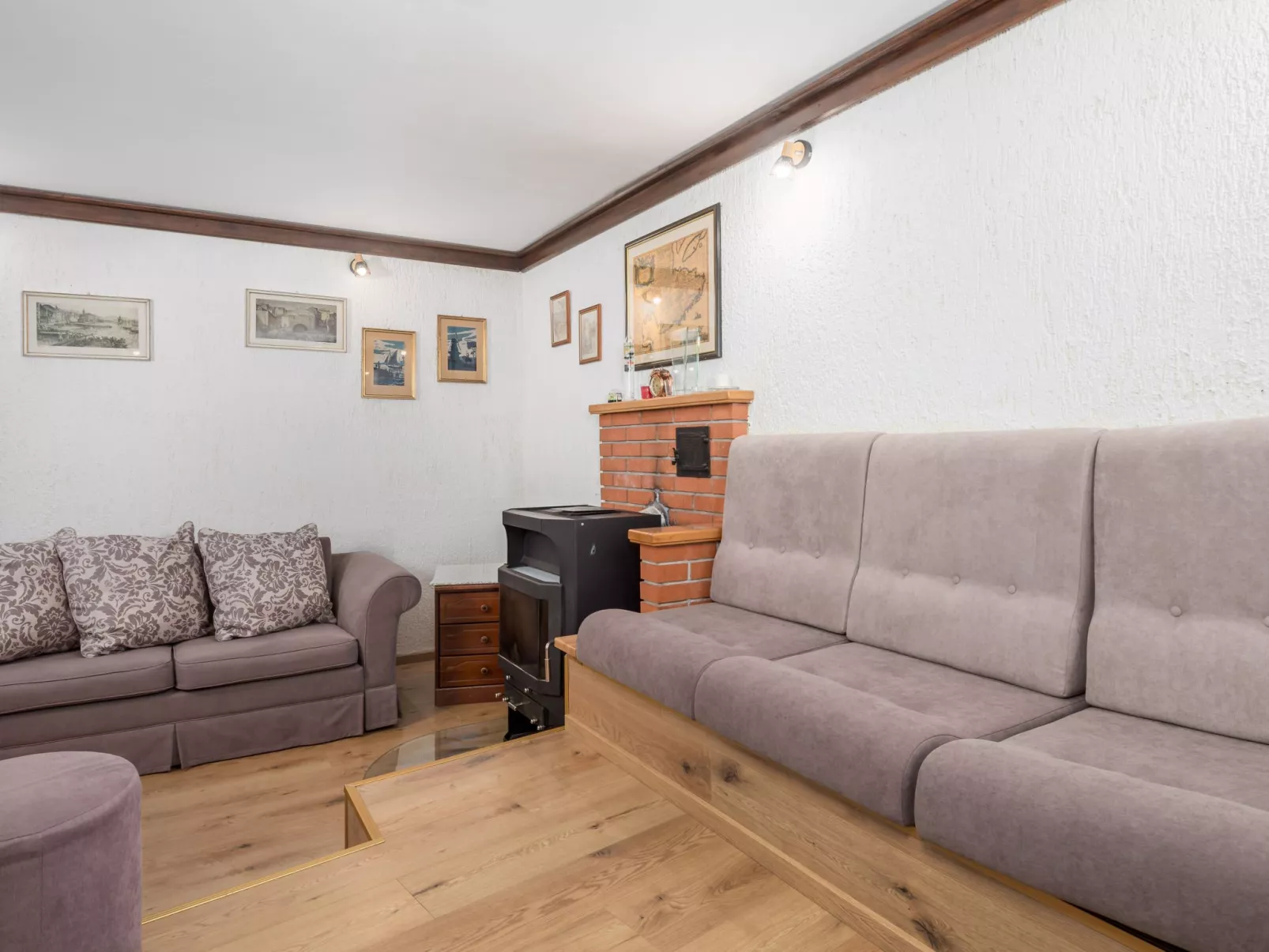 Mit großem Garten und Pool-Binnen