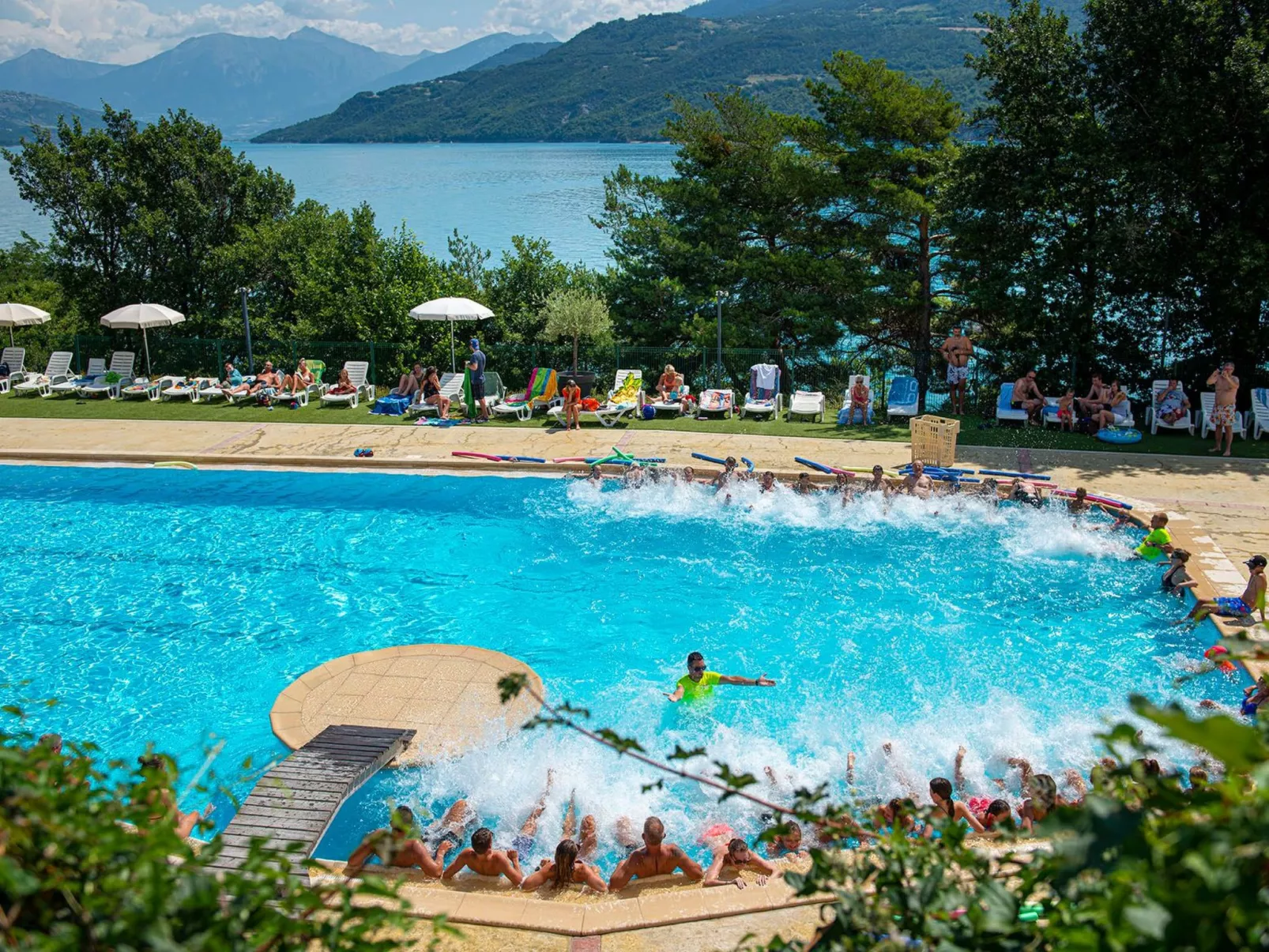Gemütliches Chalet am Ufer des Sees von Serre-Ponçon-Buiten