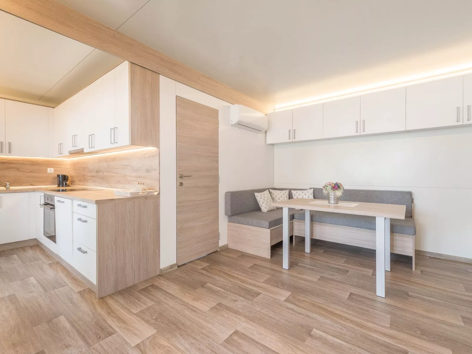 MH Summer Home-Binnen