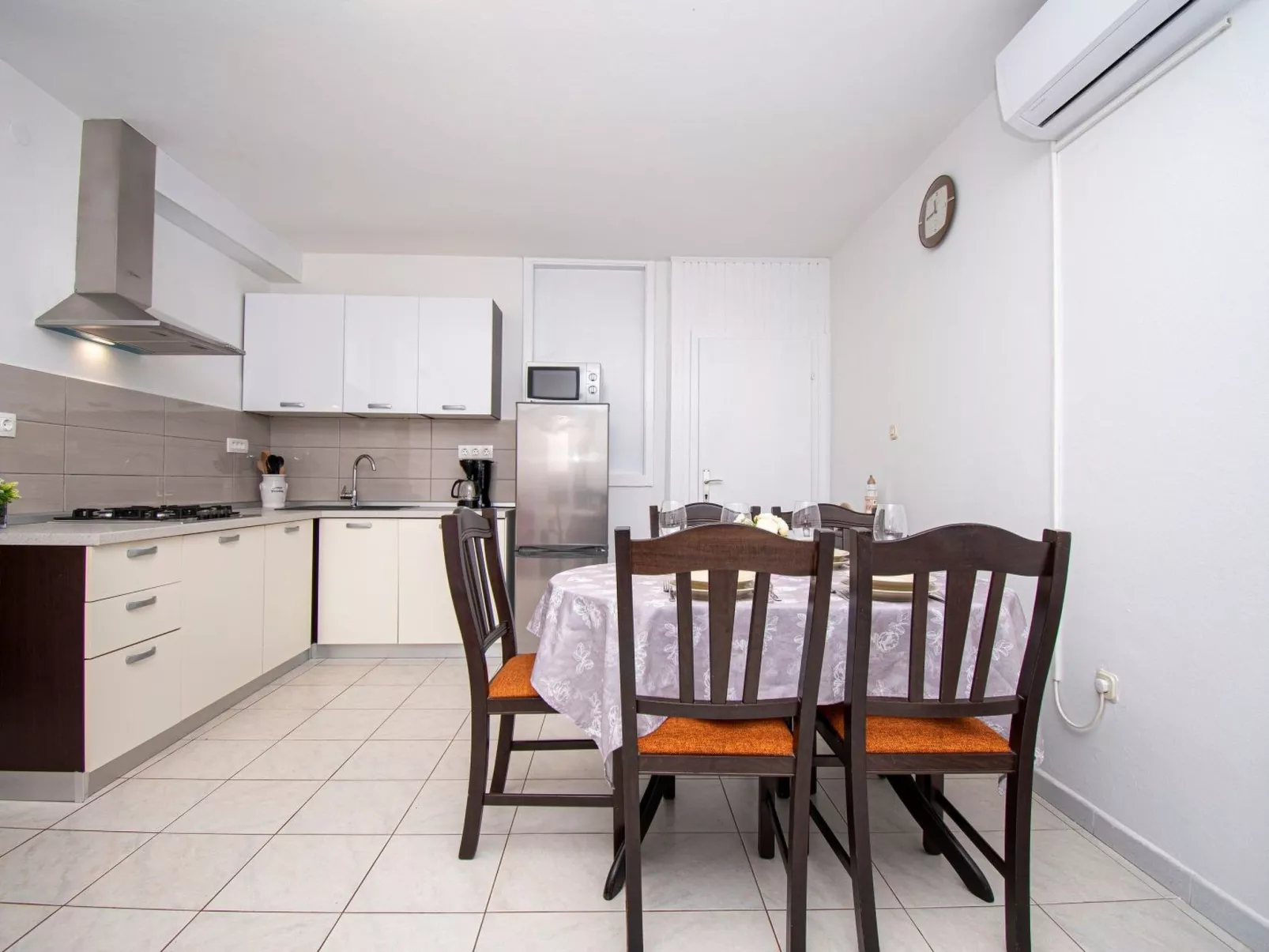 Ruhig und gemütlich 2BR Wohnung in der Nähe des Strandes-Binnen