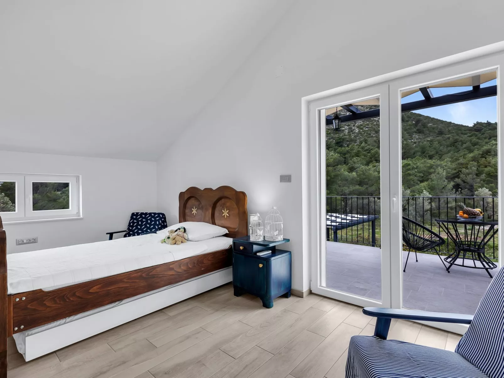 Alleinstehendes Ferienhaus mit Pool und drei Sch-Binnen