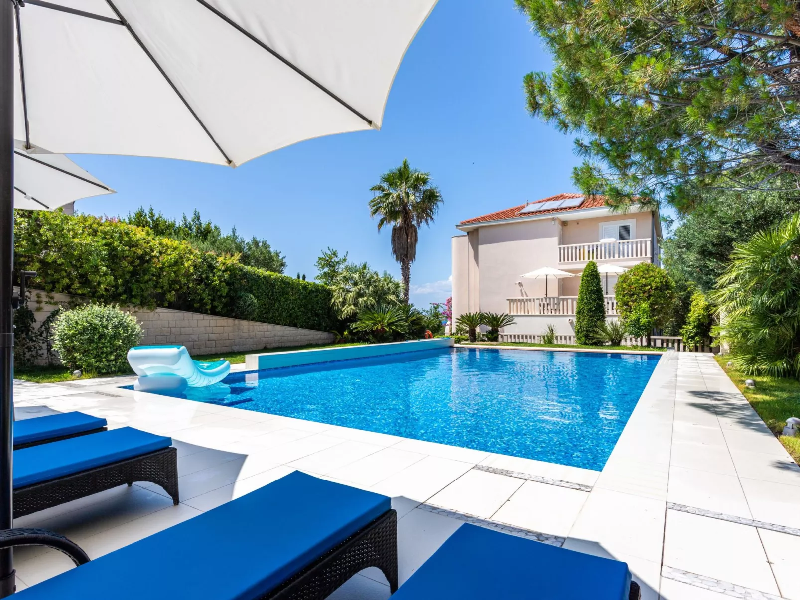 Geräumige Ferienwohnung mit privatem Sonnenbalkon-Buiten