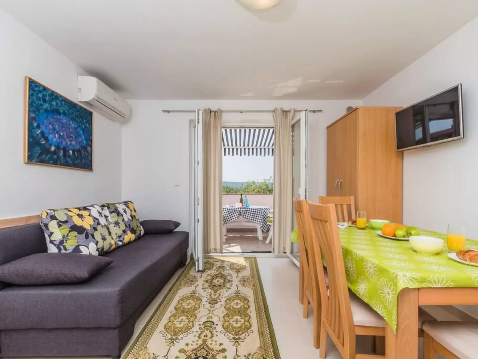 Große Wohnung in Klimno mit Möbliertem Balkon-Binnen