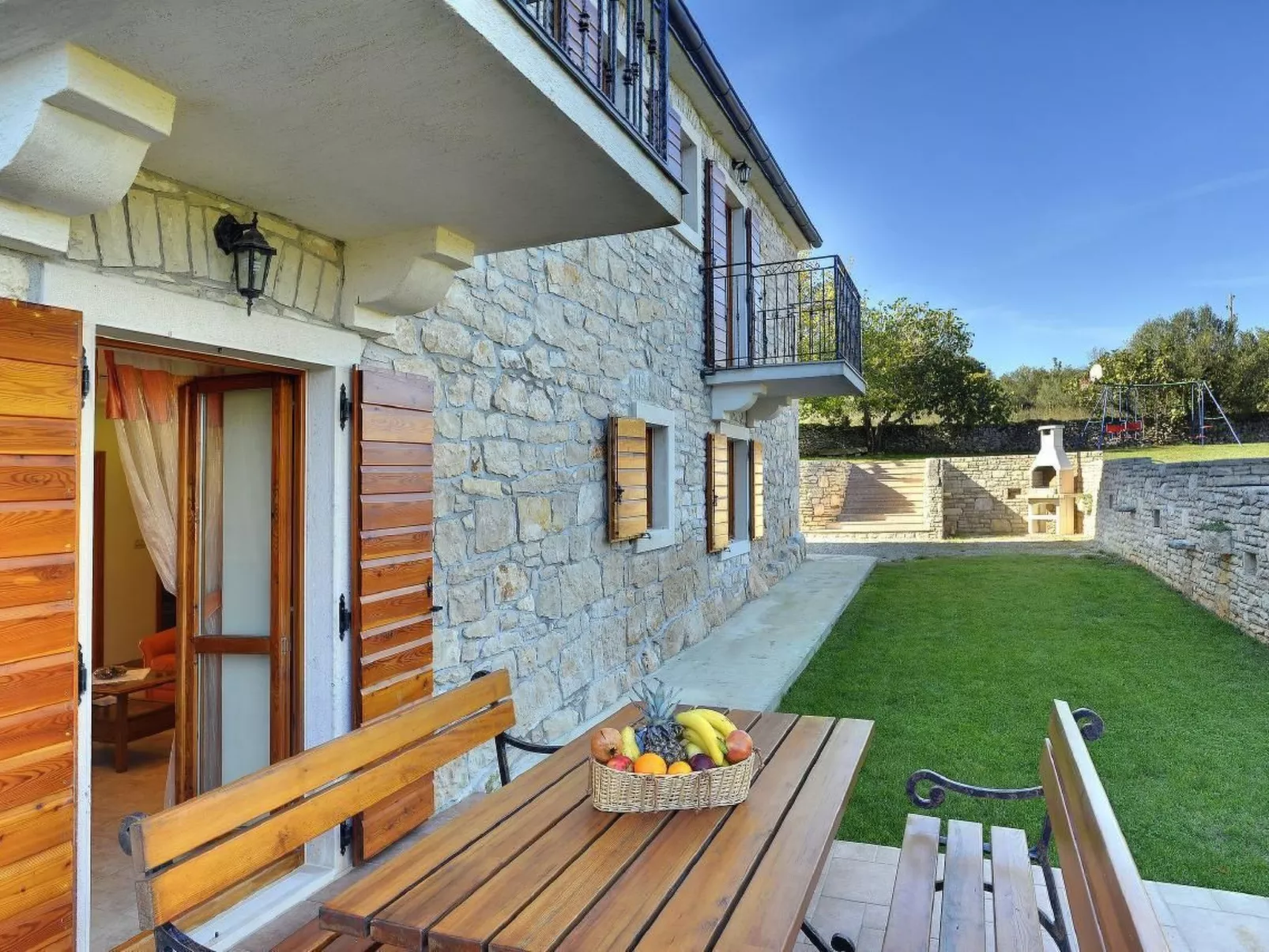 Appartement in Rakalj mit Großem Garten und Panoramablick-Buiten