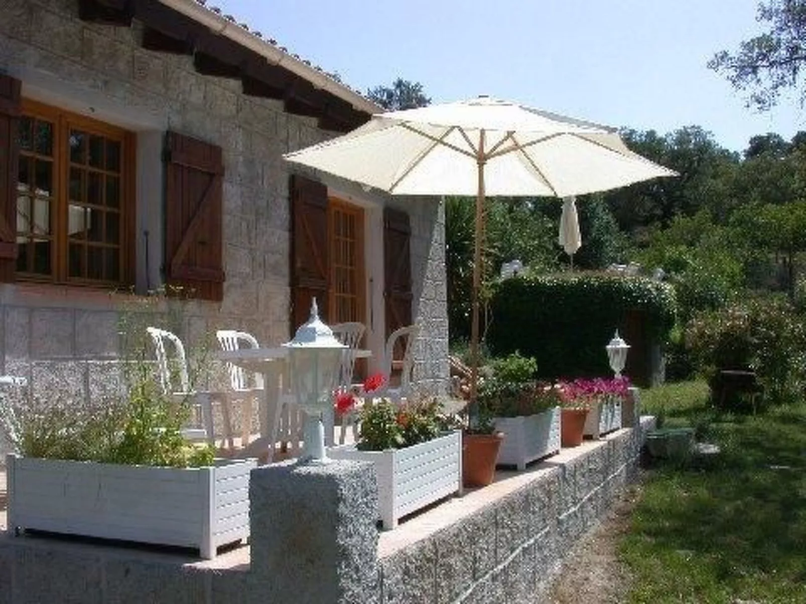 Wunderschönes Ferienhaus mit eigener Terrasse-Buiten