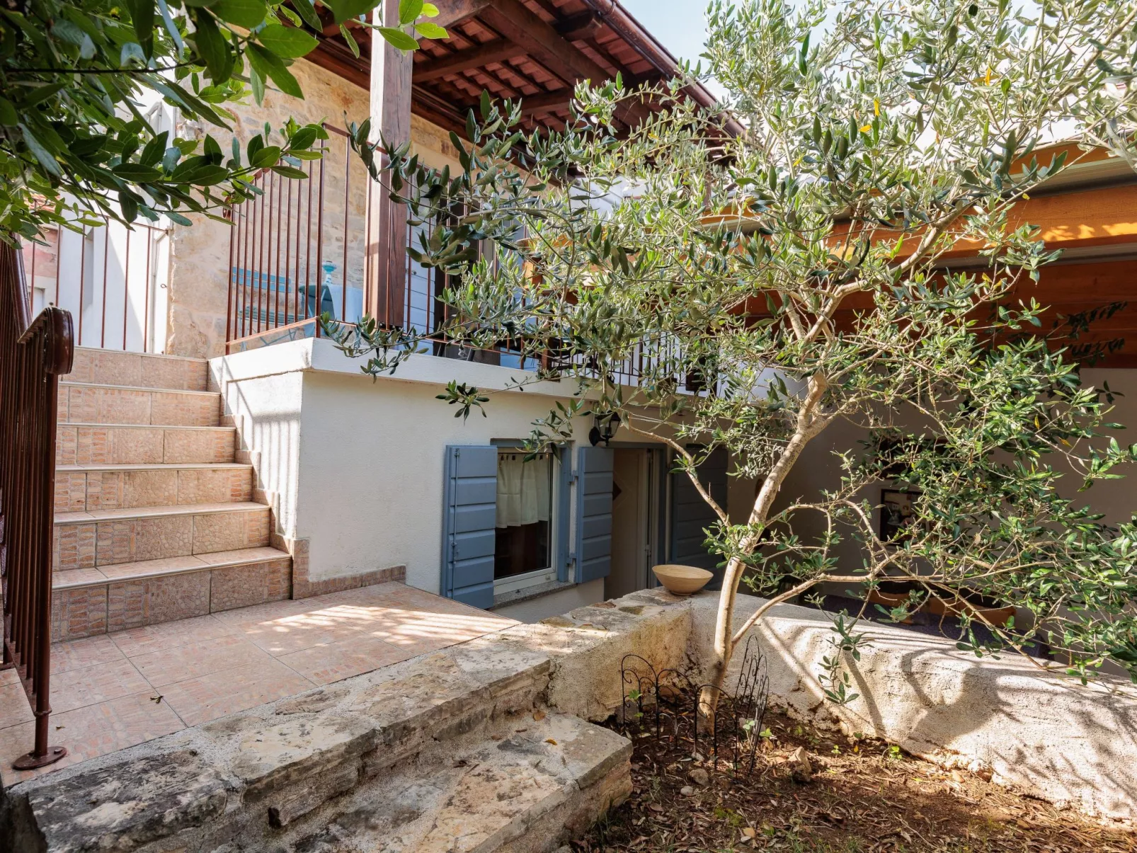 Traditionelles Steinhaus am Meer in Preko-Buiten