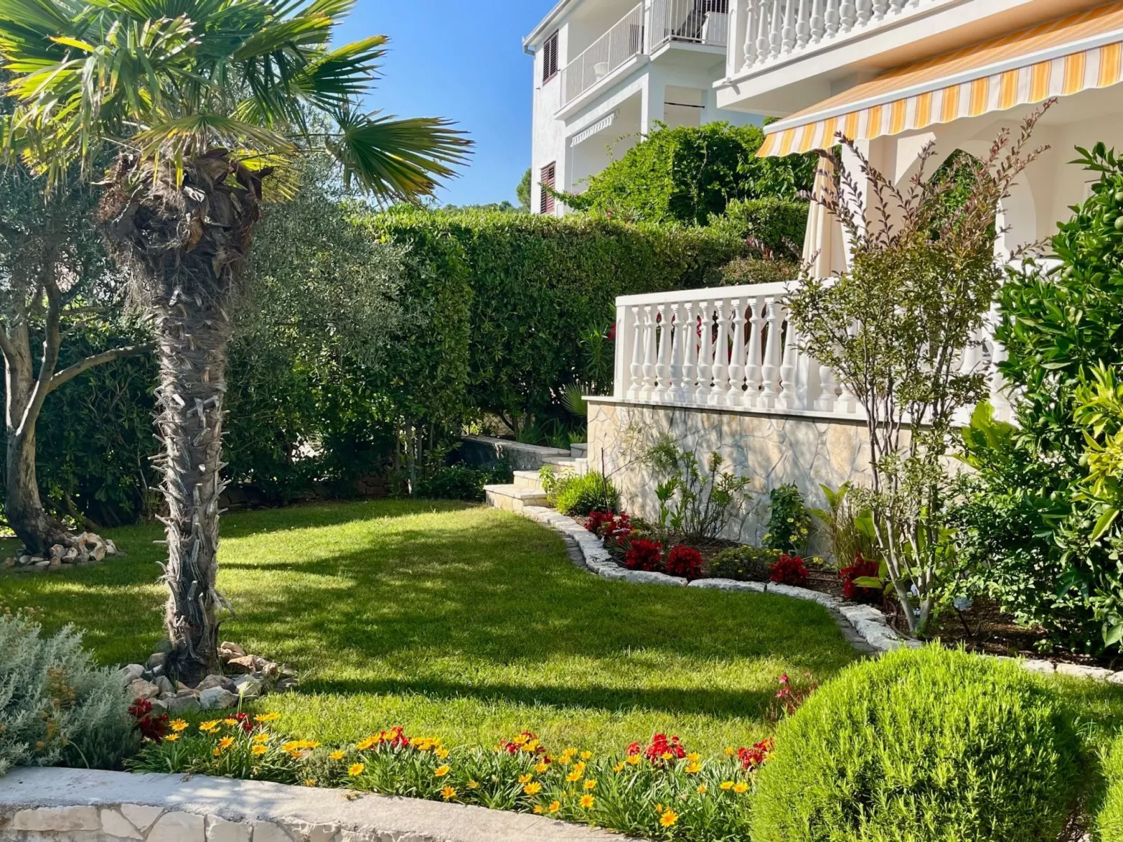 Klimatisierte Ferienwohnung in Okrug Gornji mit Gepflegtem Garten und Seeblick-Buiten
