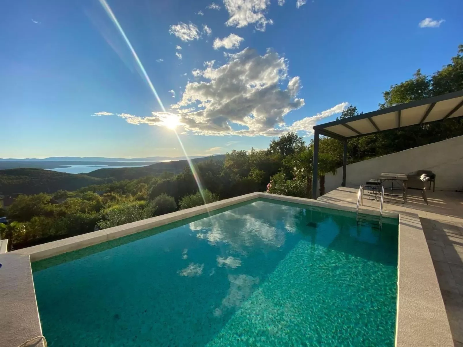 Designferienhaus mit Hot Tub-Buiten