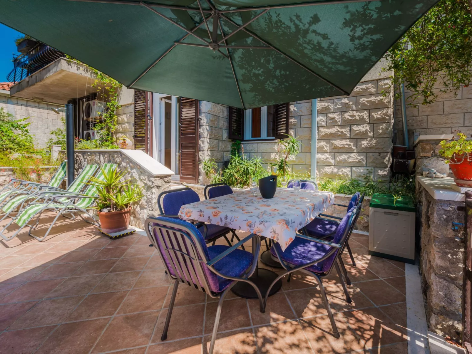 Geräumige Ferienwohnung mit eigener Terrasse-Buiten