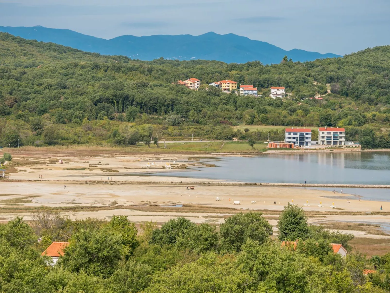 Appartement in Soline mit Großer Terrasse-Buiten