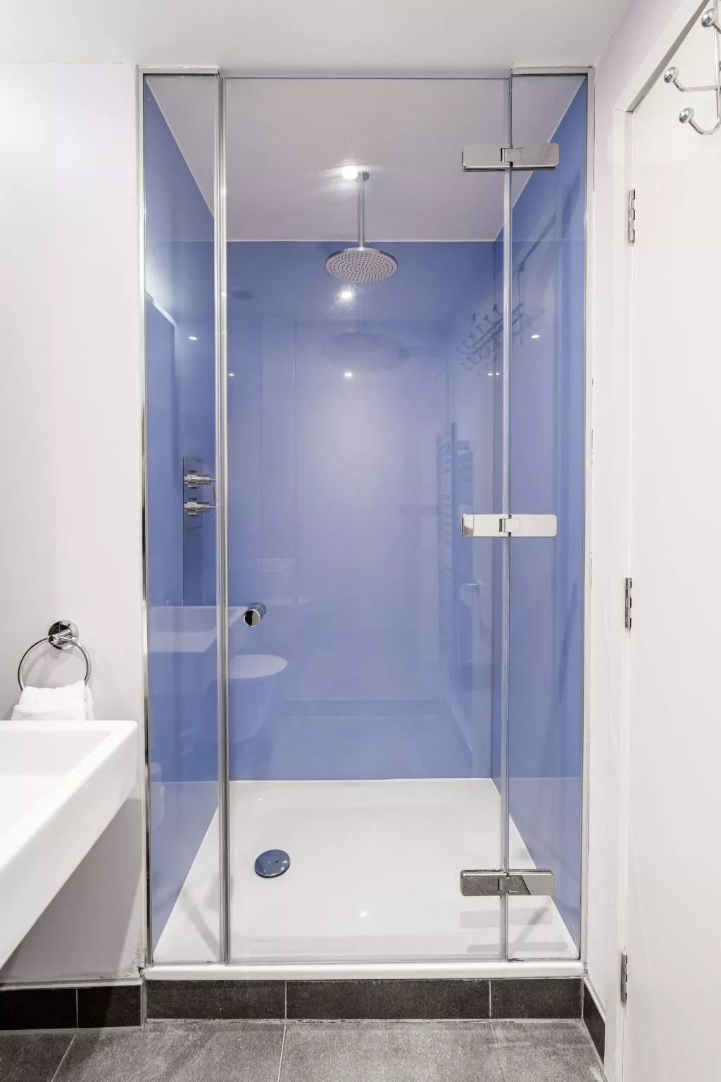 Moderne und stilvolle Wohnung mit eigenem Bad in der Nähe von Notting Hill und-Binnen