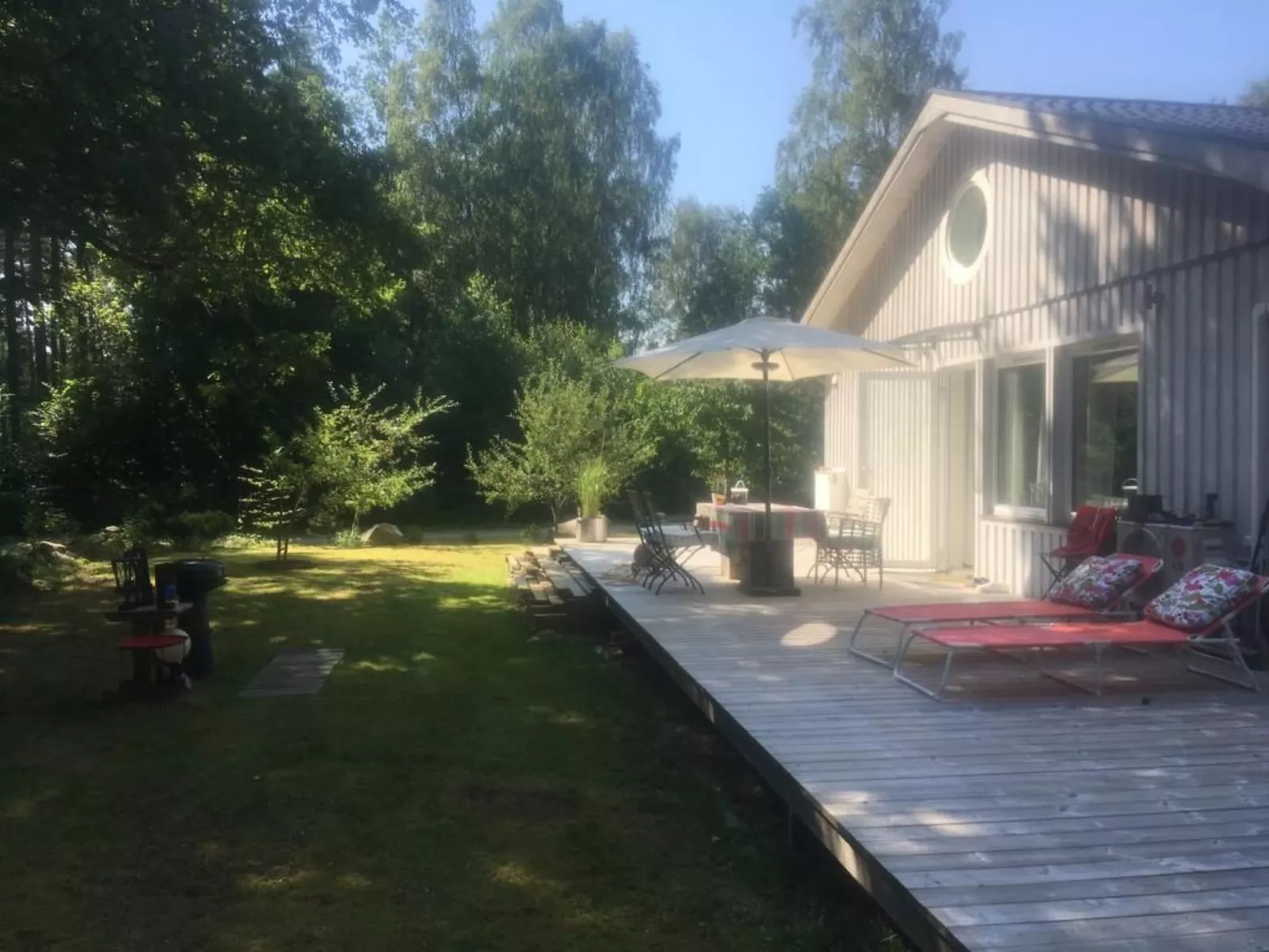 Mit Terrasse, Grill und Garten-Buiten