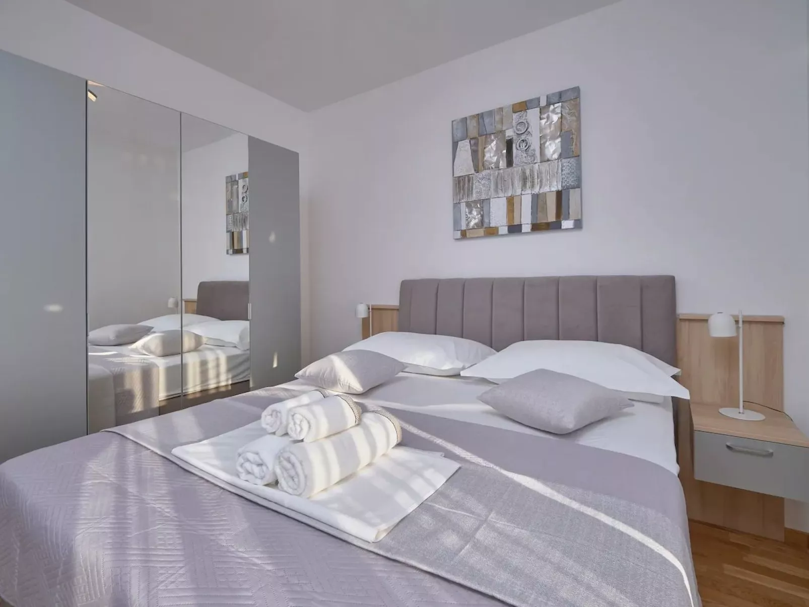 M Ganze Etage in einem geräumigen Haus mit Pool-Image-tags.info