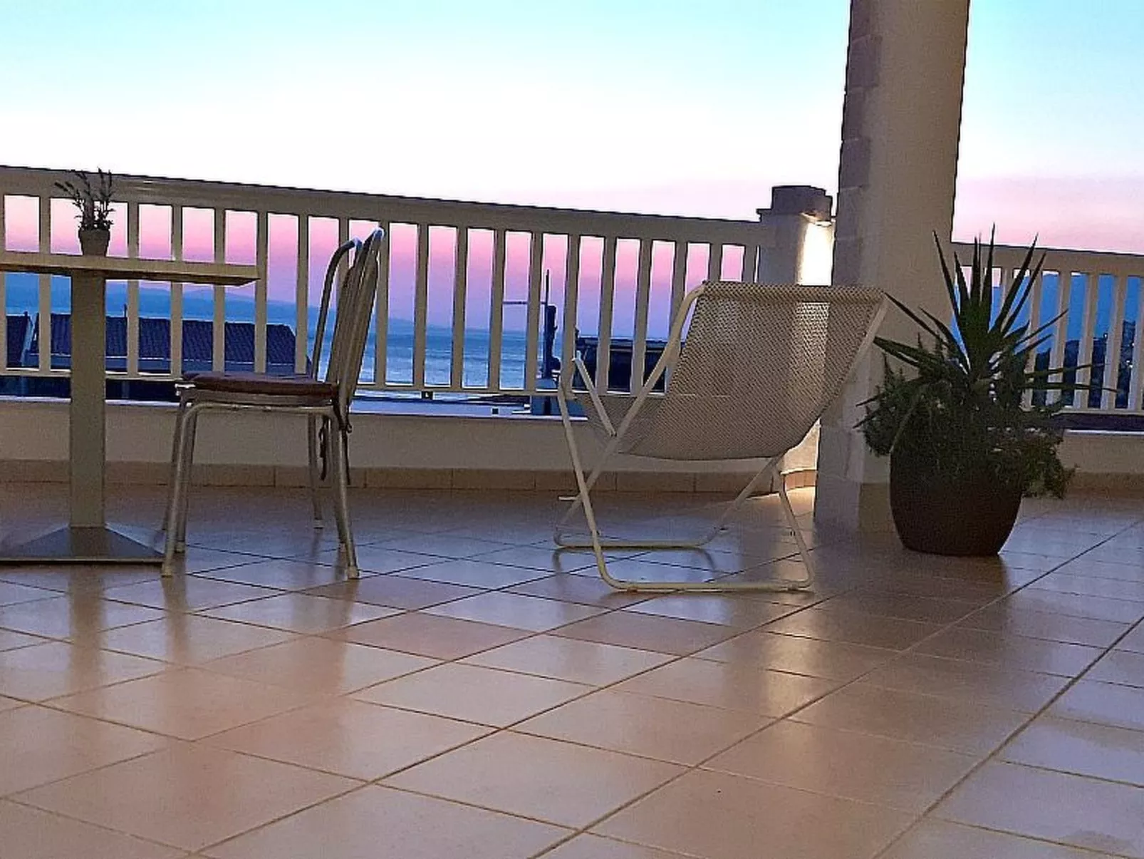 Mit Terrasse und herrlichem Ausblick - Buiten