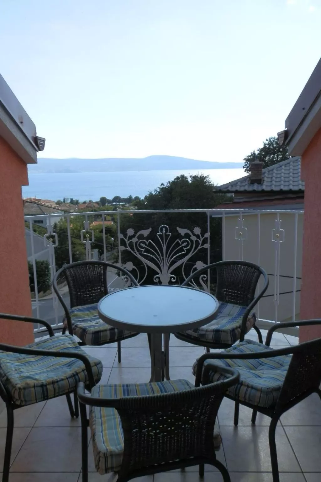 Appartement mit Balkon und Meerblick-Buiten