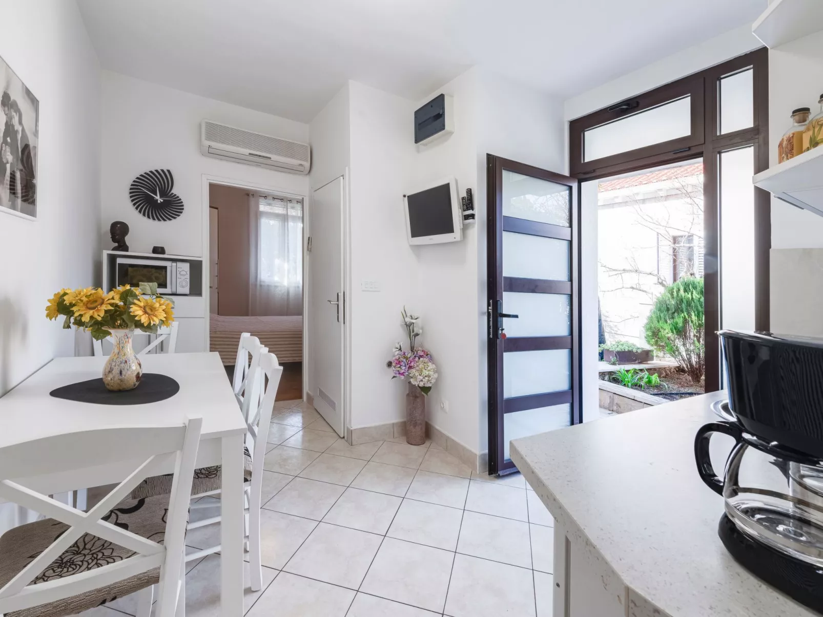 Ivona mit Terrasse und Außendusche-Image-tags.info