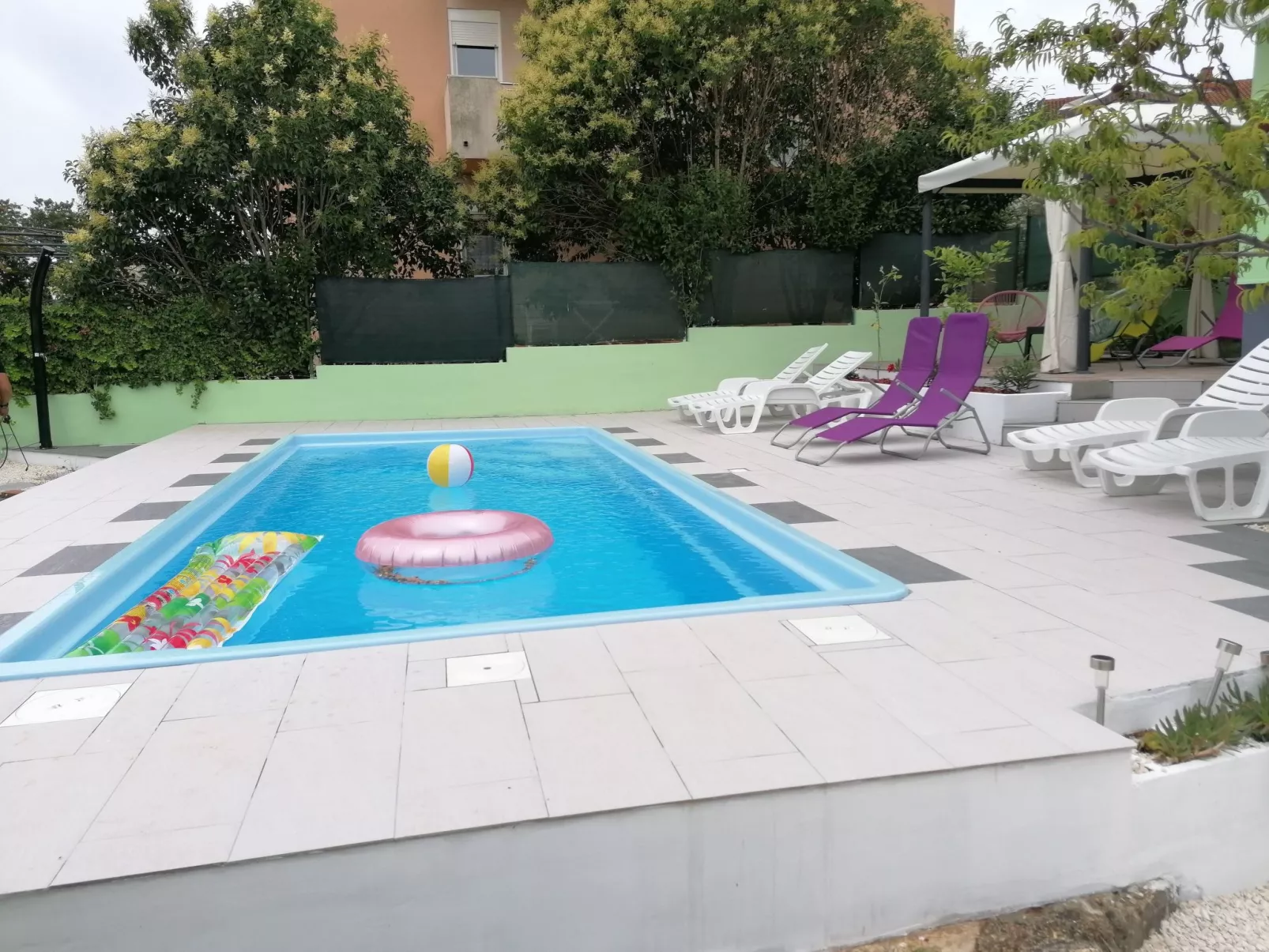 Erdgeschoss mit Schwimmbad-Buiten