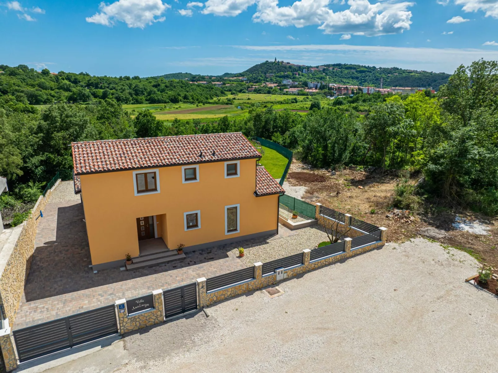 Luxuriöse Ferienvilla mit atemberaubender Aussicht-Buiten
