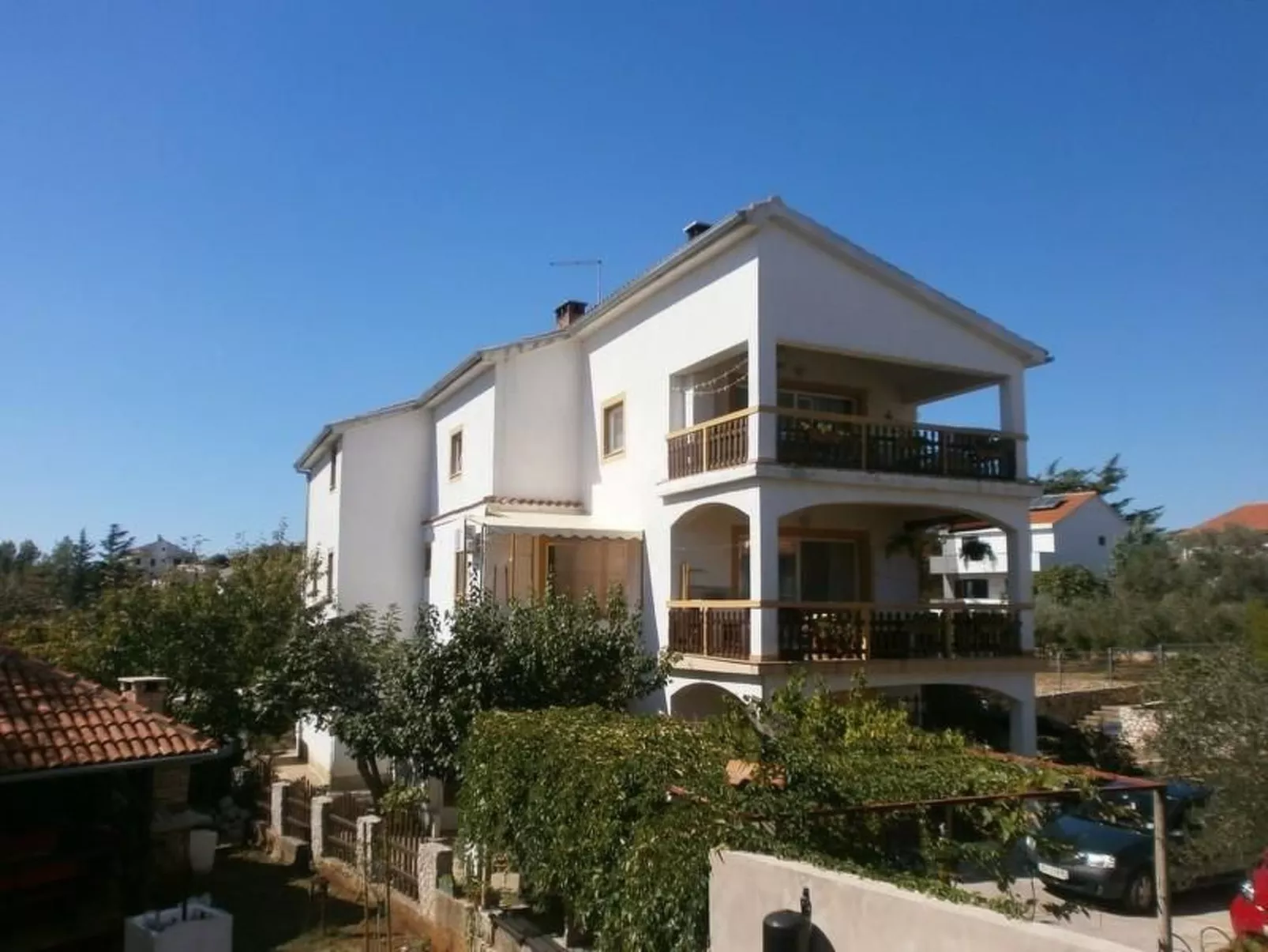 Apartment mit einem kleinen Wohn- und Essbereich und Schlafzimmer-Image-tags.info