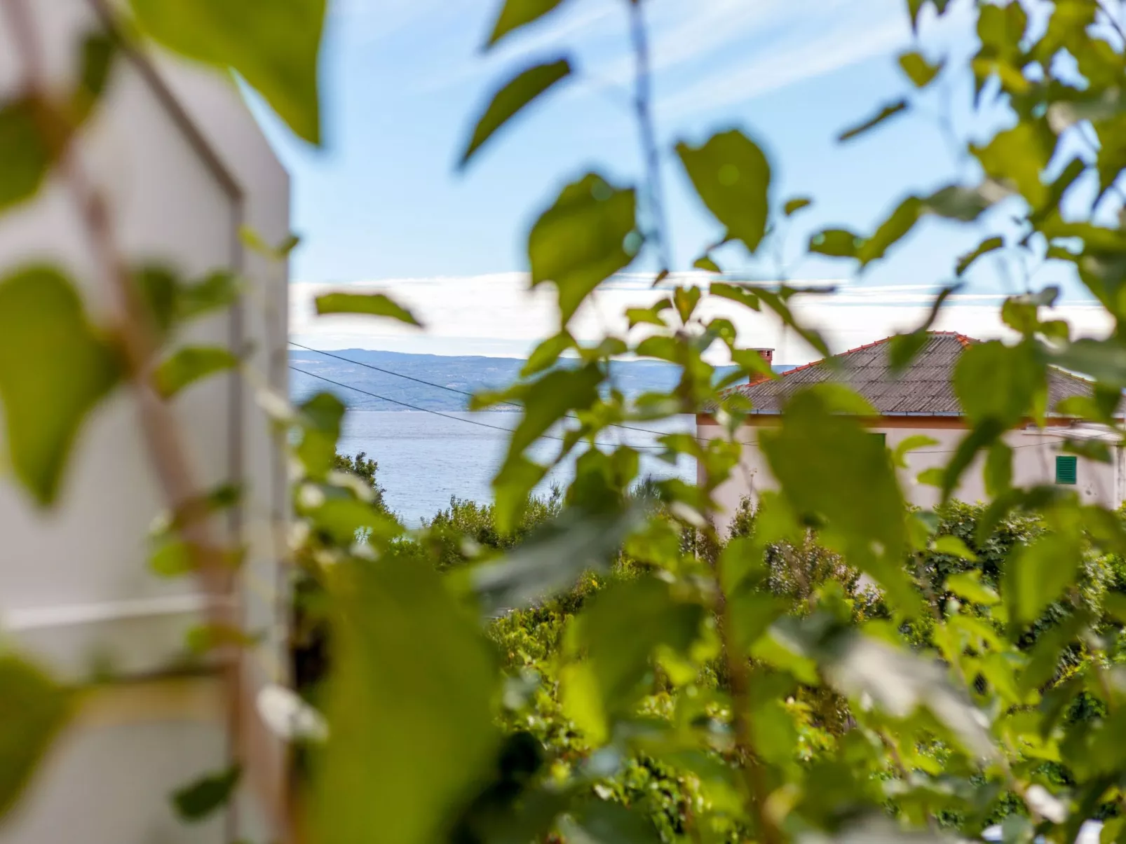 Maric mit Terrasse und Balkon-Buiten