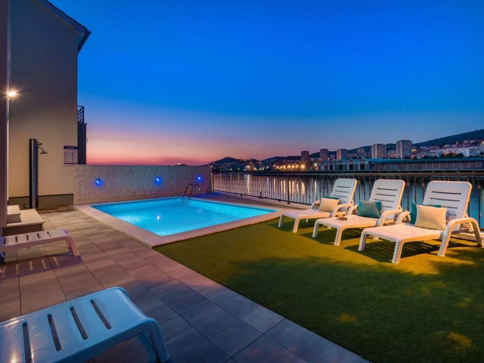 Villa Mandalina mit Pool und herrlichem Meerblick-Buiten