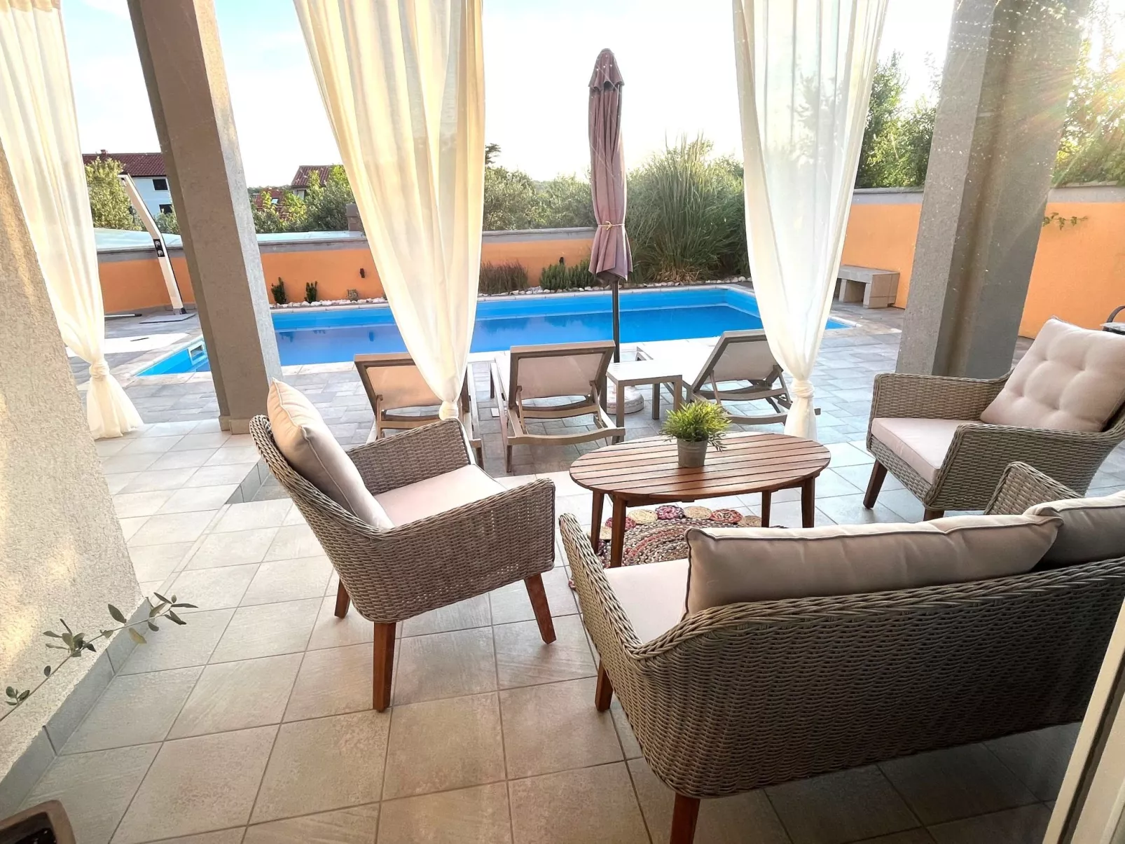 Villa Summer Escape in Barbat mit Garten und Aussicht-Buiten