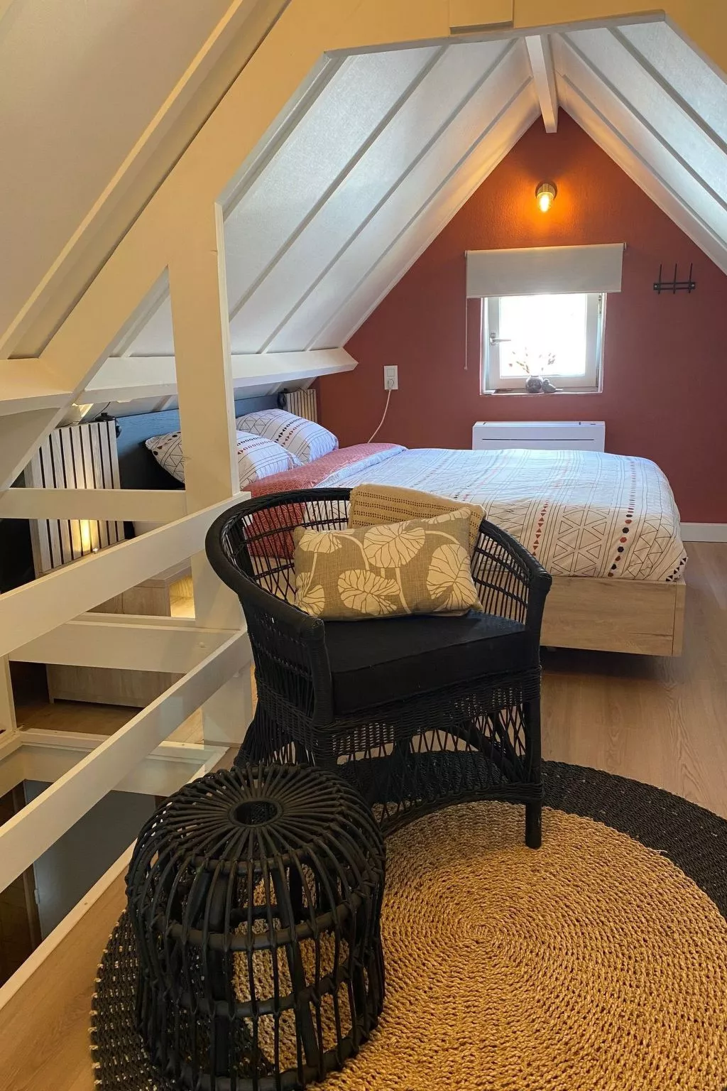 Zonnewind in der Nähe von Dünen und Wald-Binnen