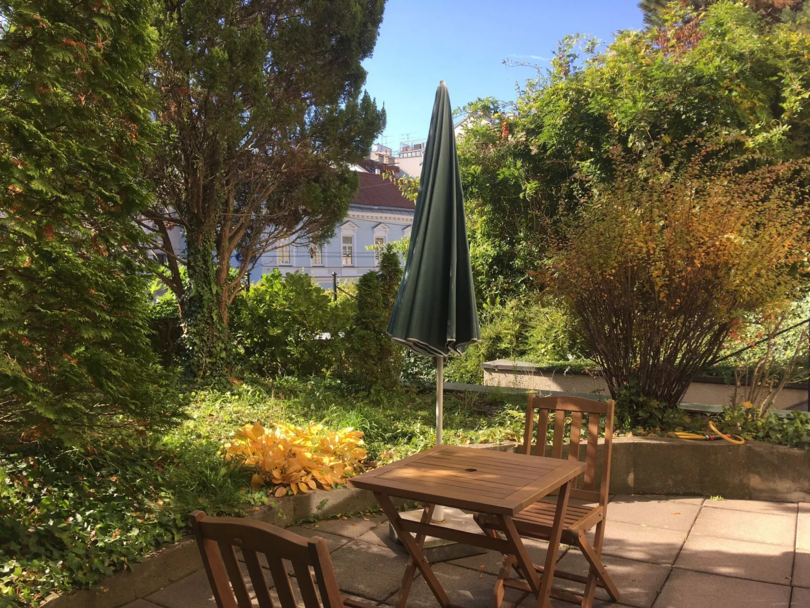 Mit Garagenplatz-Buiten