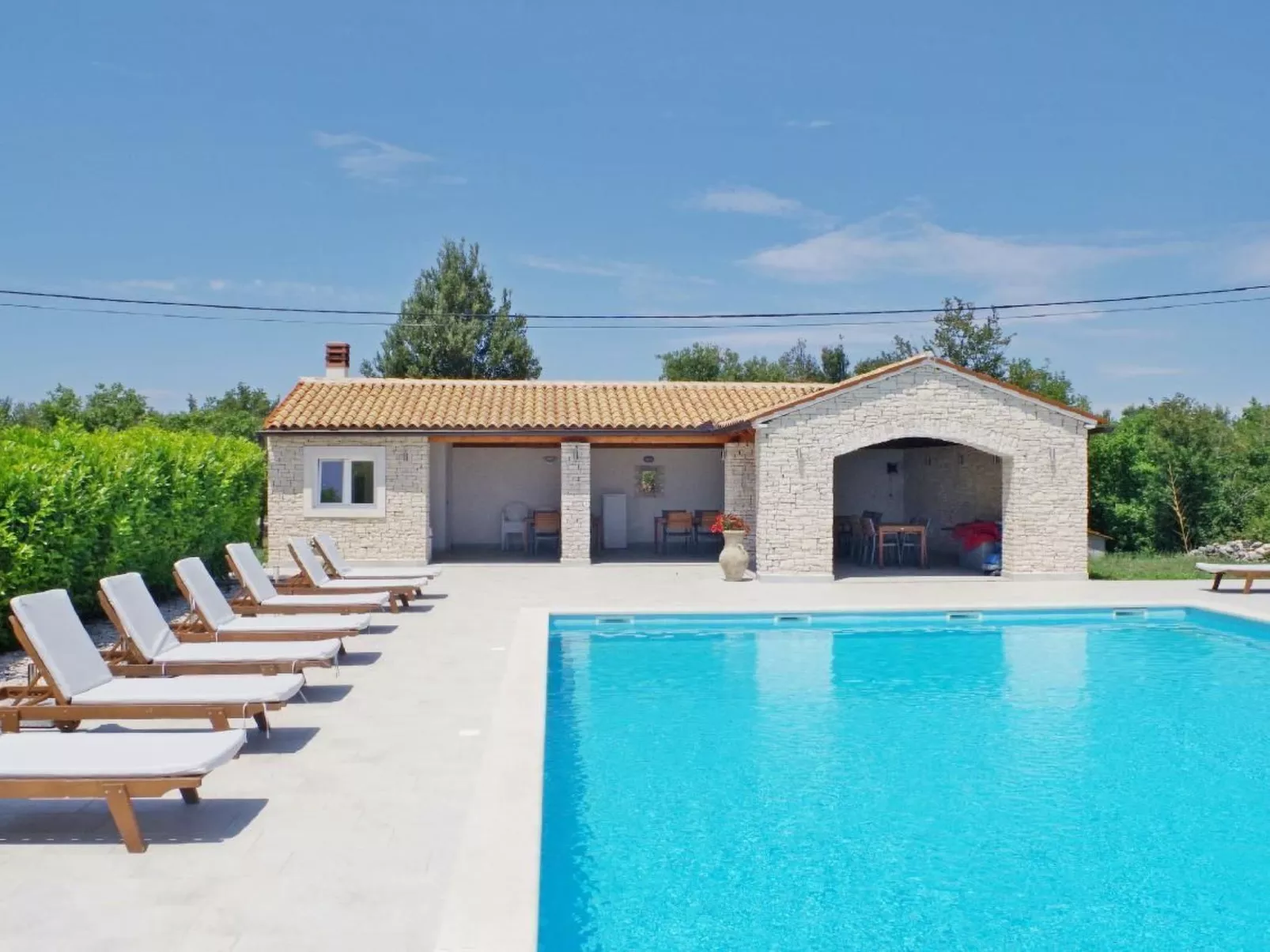 In Rakalj mit Grill, Garten und Terrasse-Buiten