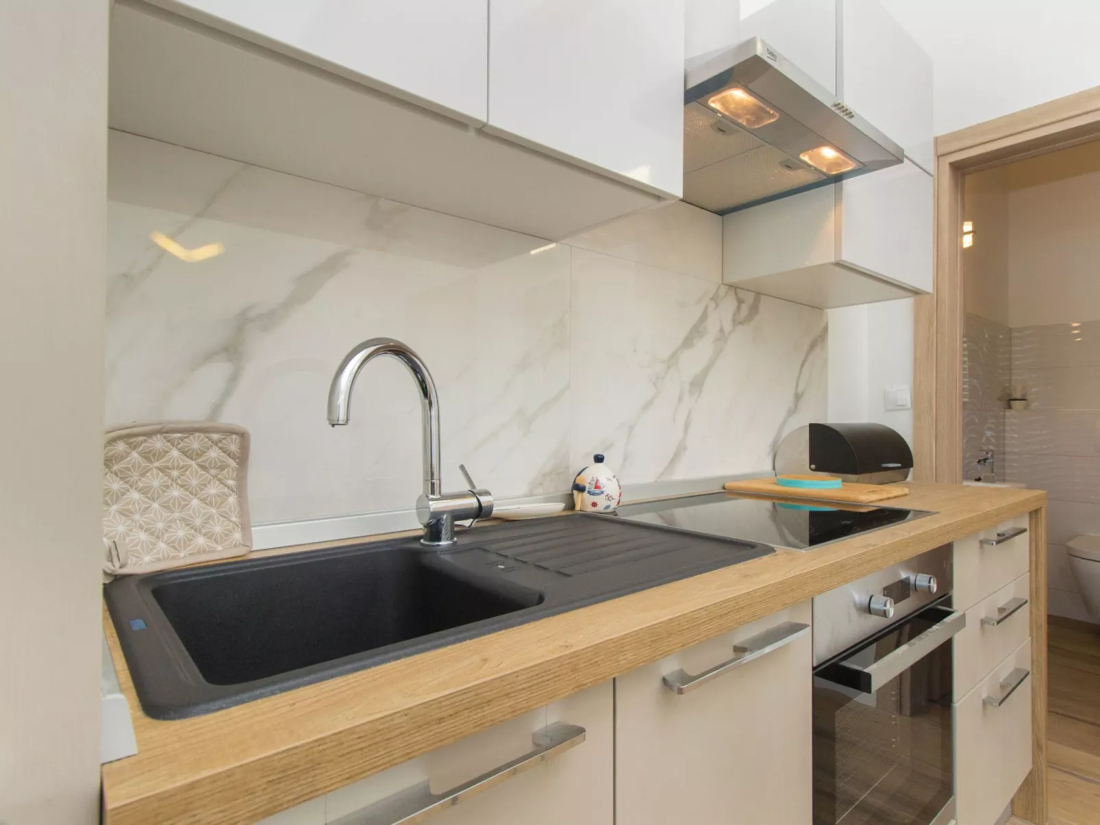 "Appartement Nr. 5".-Binnen