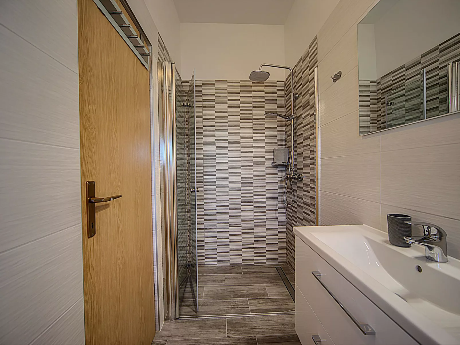 Villa mit Garten, Grill und Terrasse-Binnen