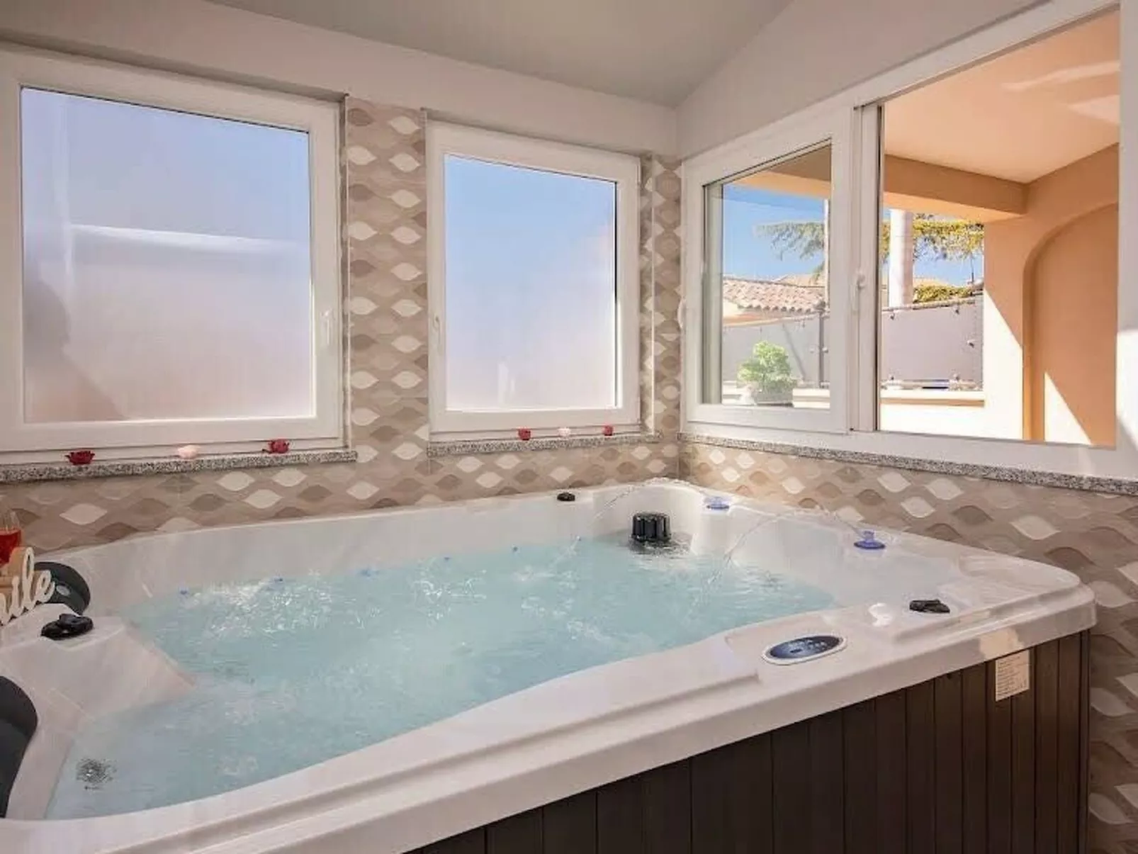 Mit Whirlpool und Sauna, in Kastelir-Image-tags.info