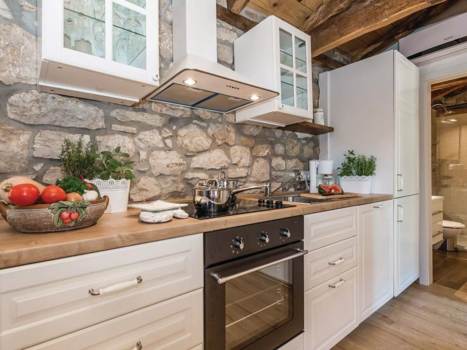 In Lovranska Draga mit großem Kamin-Binnen