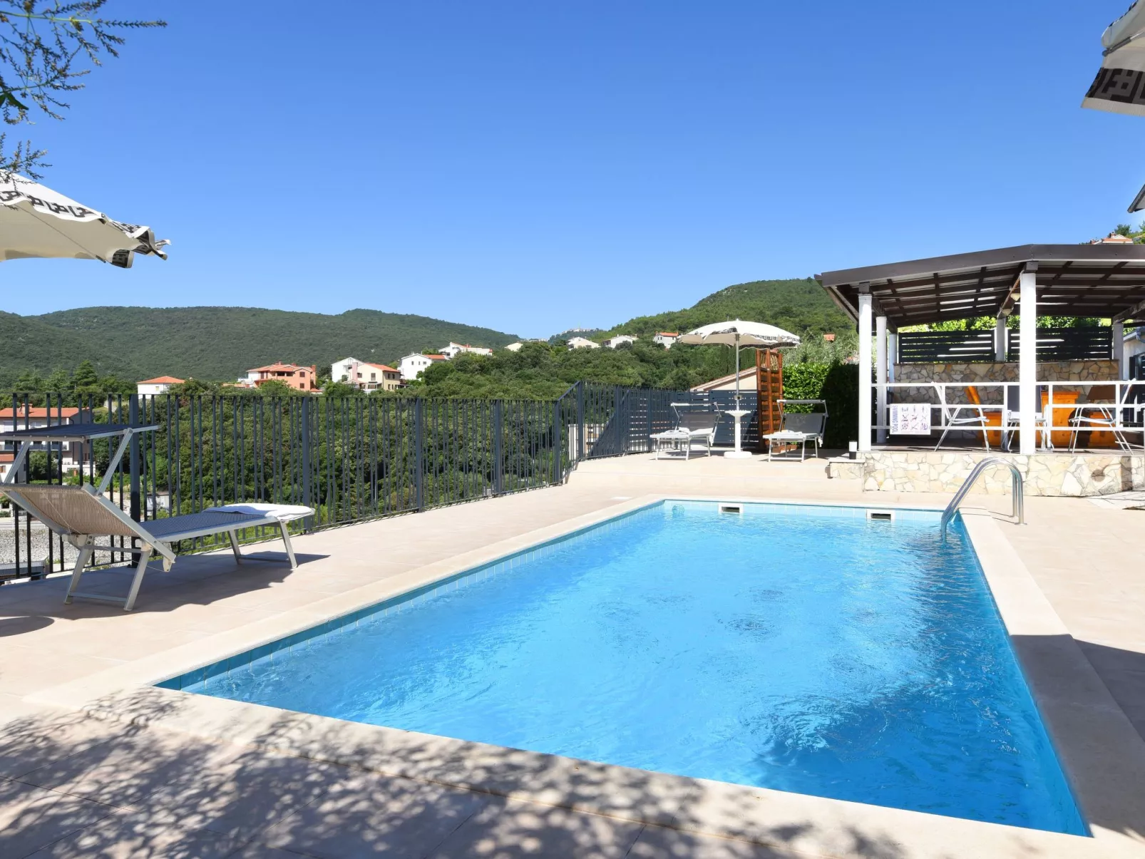 'Villa Ivisa' mit eigenem Pool-Buiten