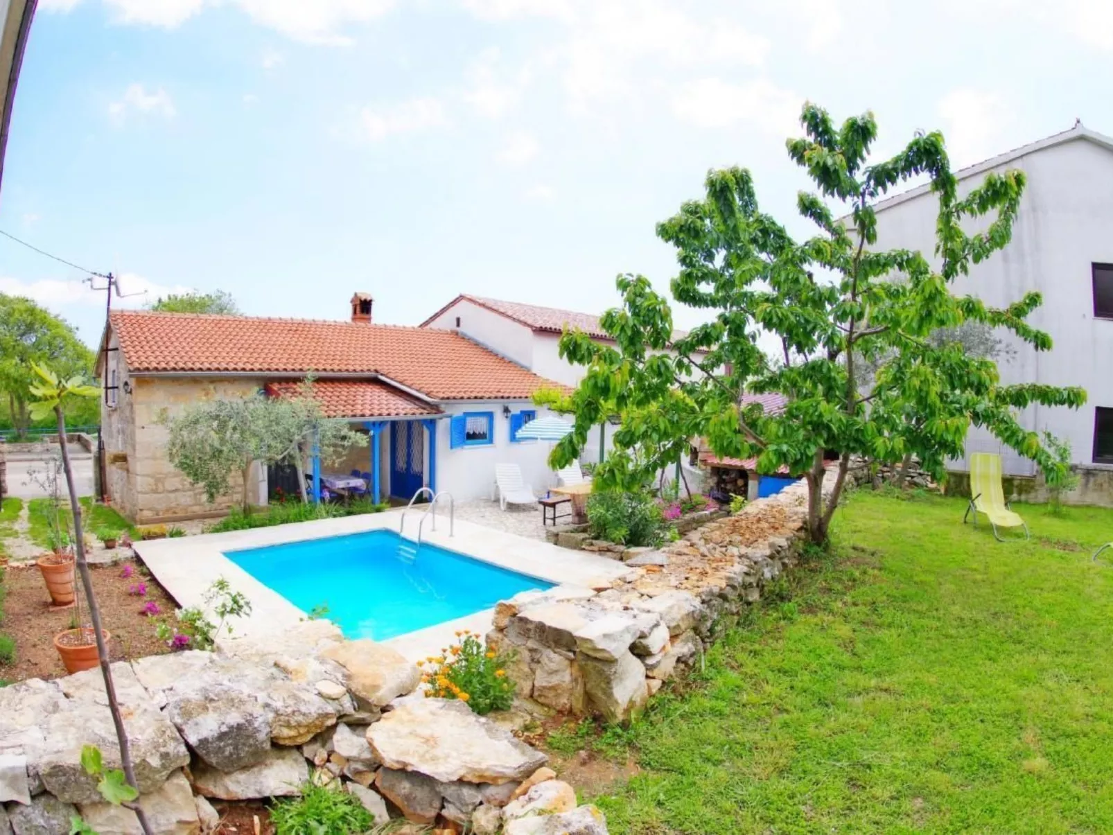 Mit privatem Schwimmbad-Buiten