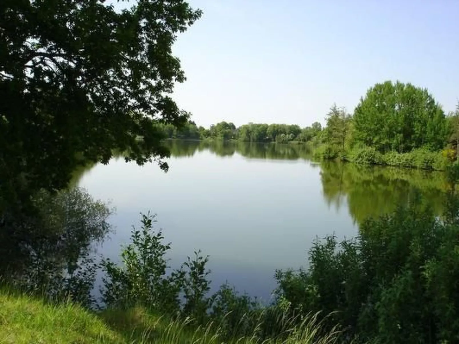 In Hage mit Garten, Terrasse und Grill-Buiten