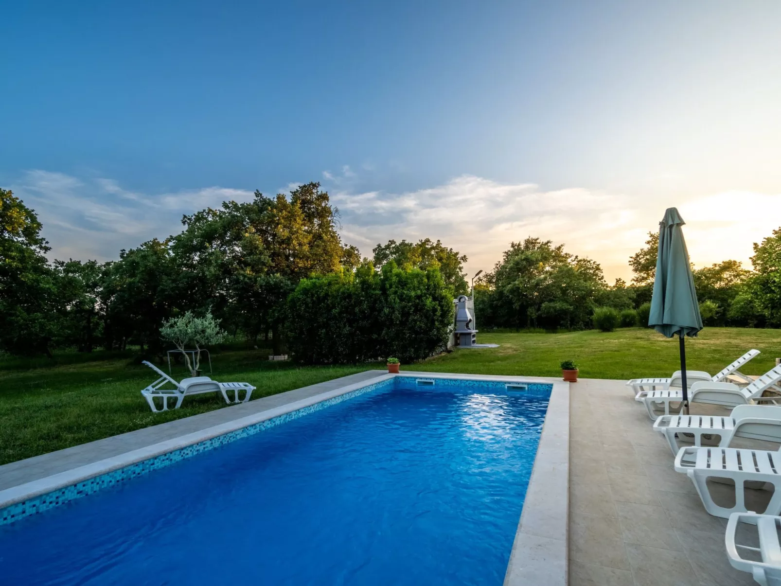 Schönes Haus mit großer grüner Umgebung, Pool-Buiten