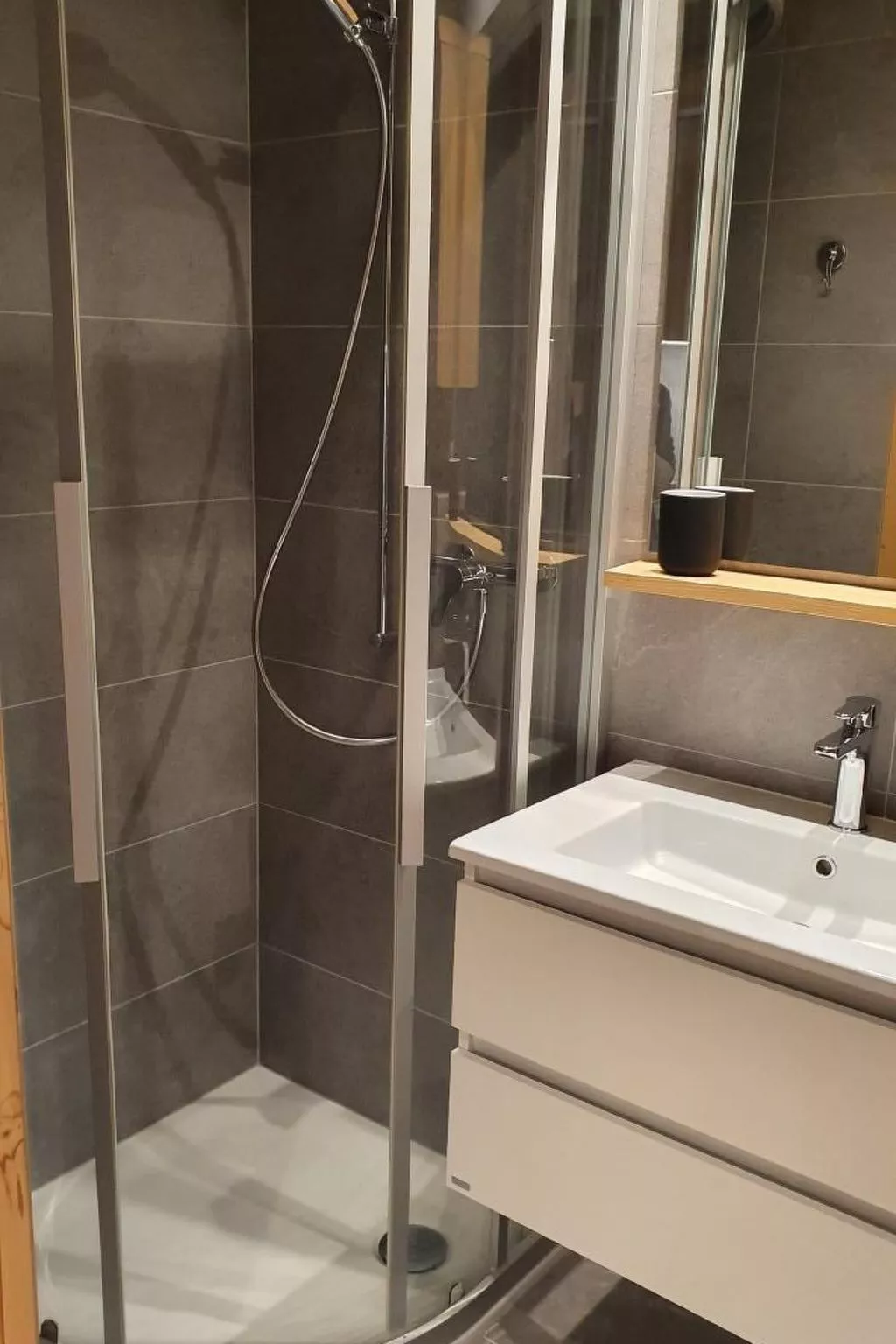 Mit Blick auf die Berge-Binnen