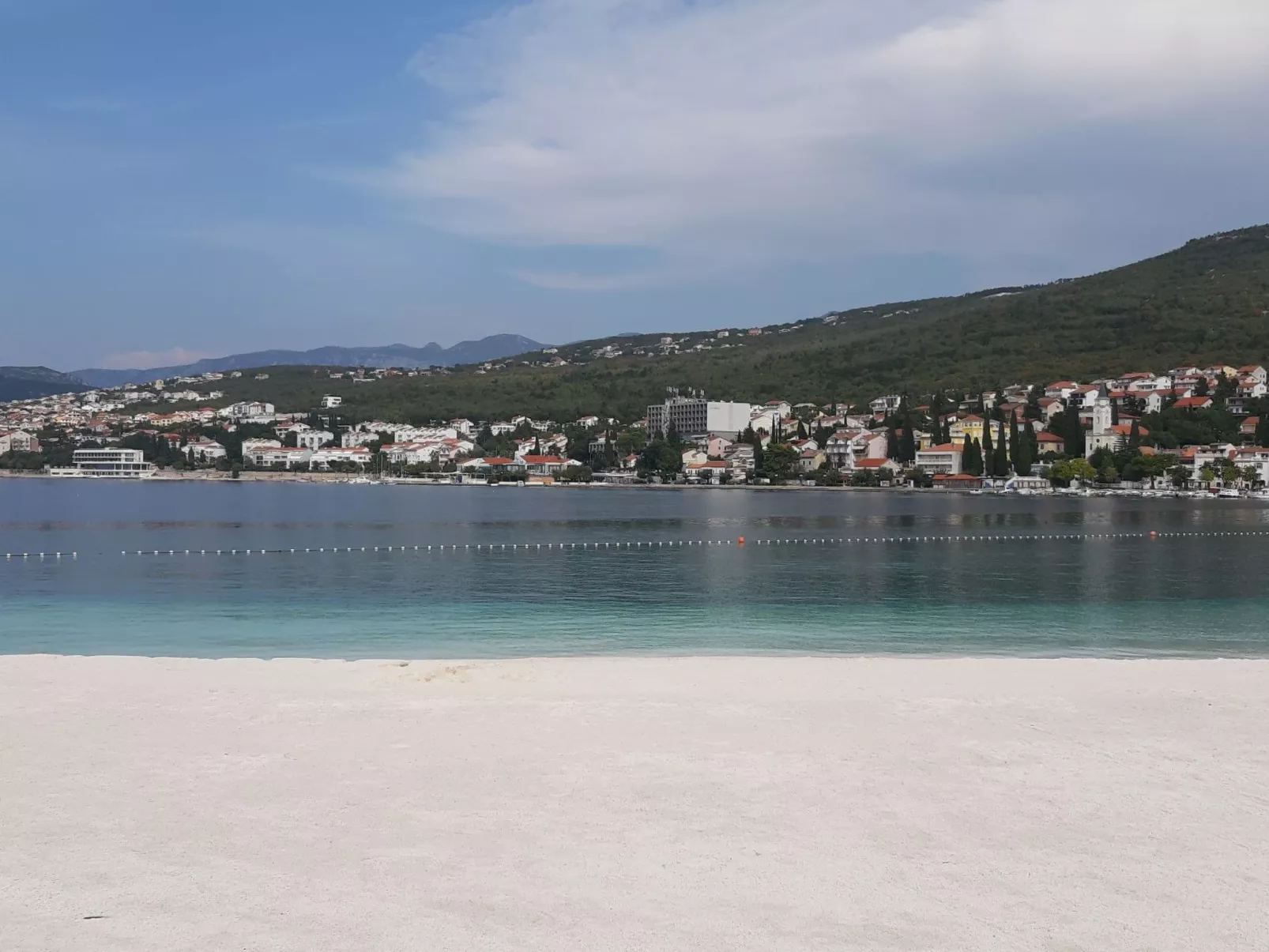 Helle Wohnung in Selce mit Terrasse-Buiten
