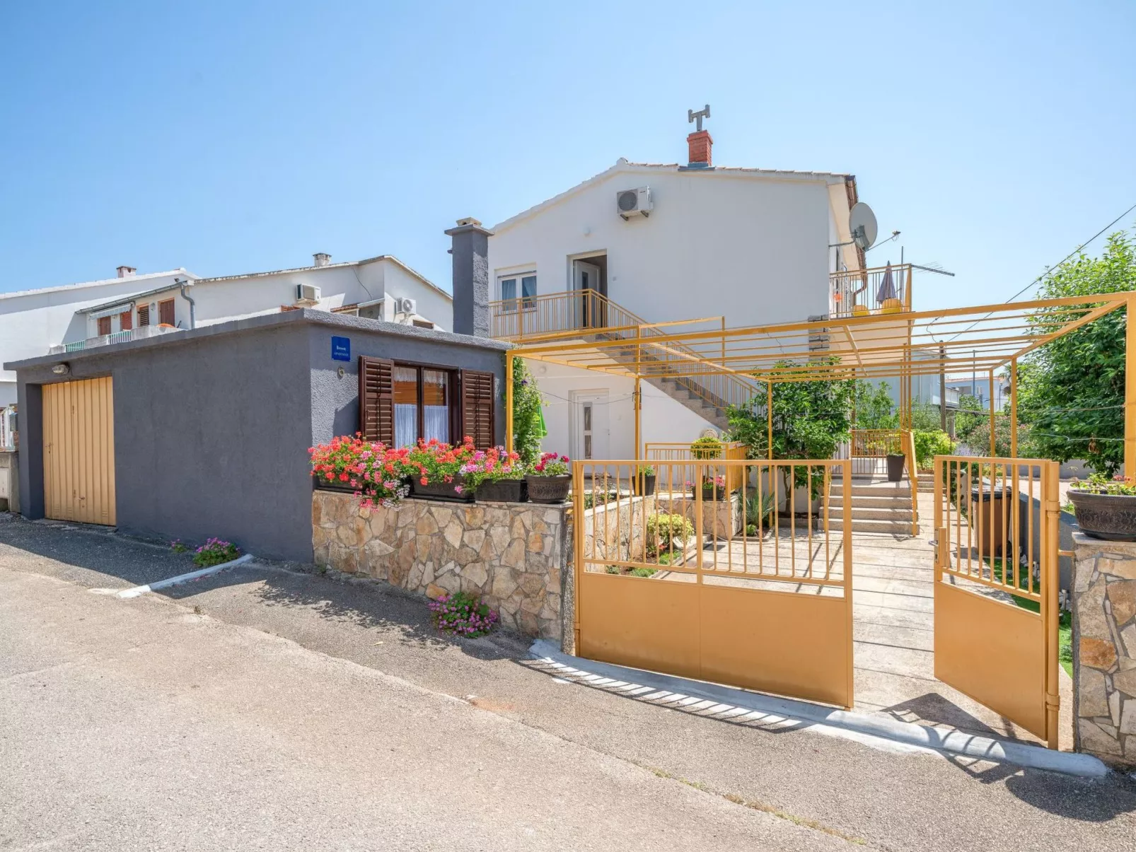 Große Ferienwohnung in Vodice mit Eigenem Balkon-Buiten