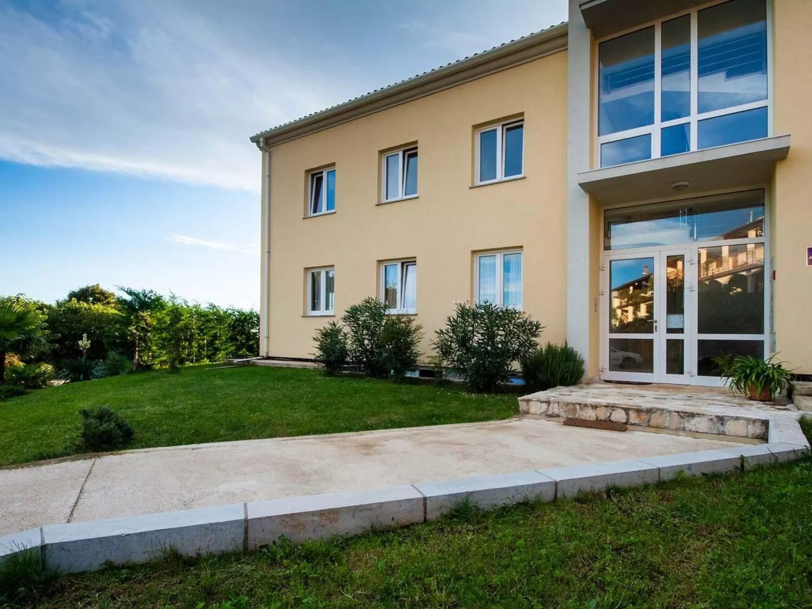 Mit privatem Garten und Terrasse-Buiten