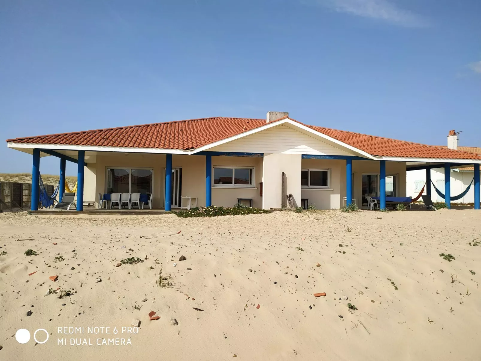 Haus am Meer, die Füße im Sand-Buiten