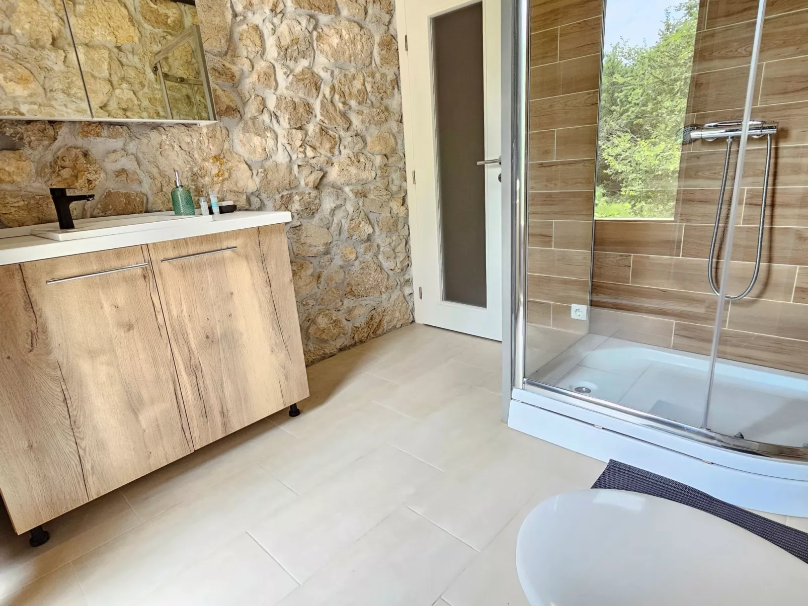 Steinhaus mit privatem Außenpool-Binnen