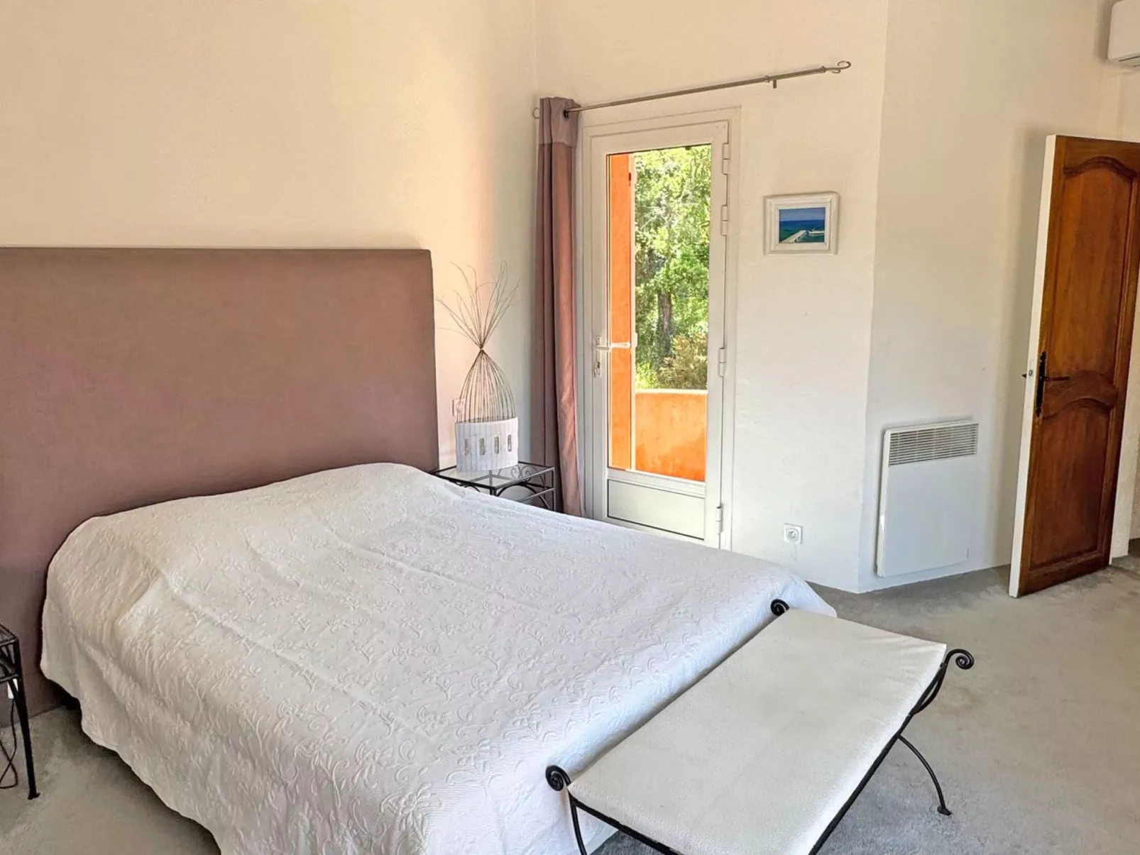 Schöne Villa mit innovativer Architektur in einem grünen Nest im Herzen des Mas-Binnen