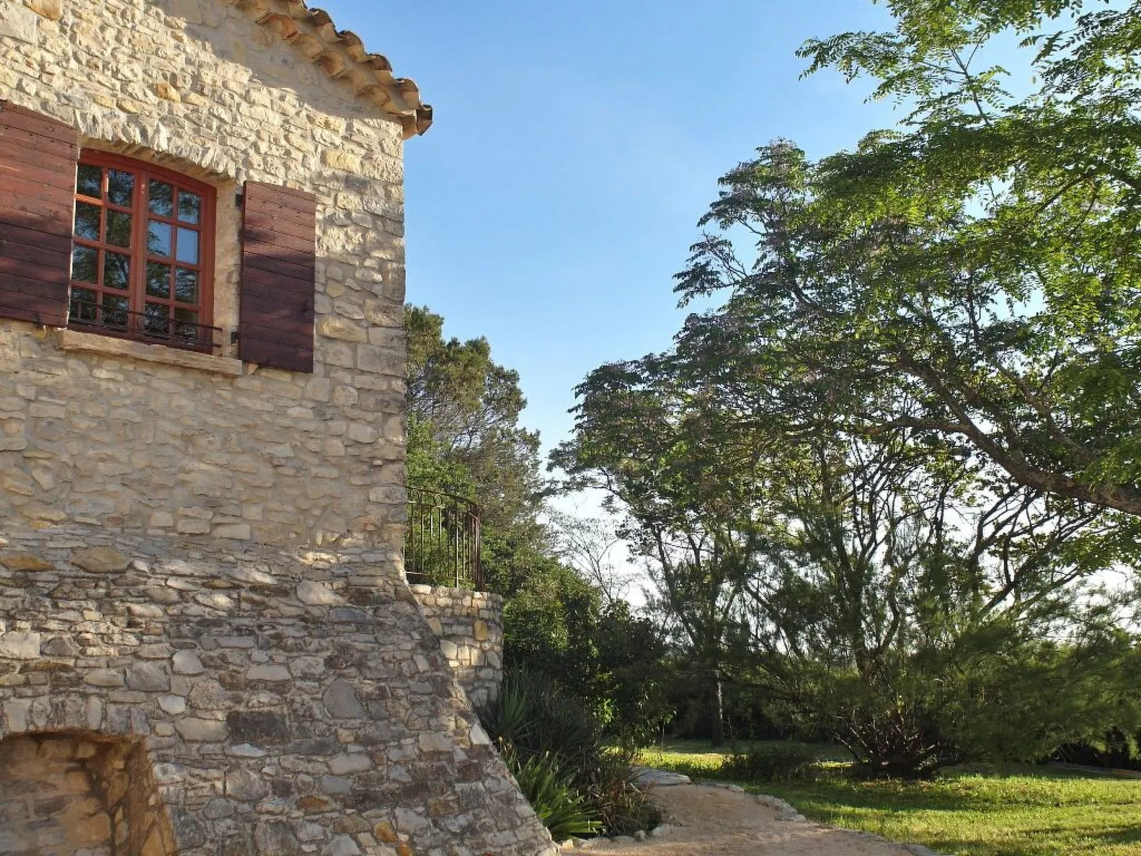 Domäne "Pavillon Timéo" mit Infinity-Pool-Image-tags.info