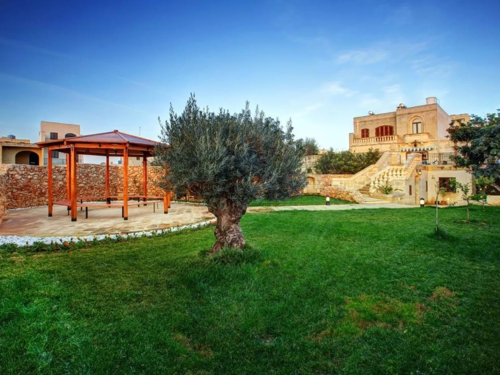 Villa "Ta Menzja" mit Garten, Grill und Terrasse-Buiten